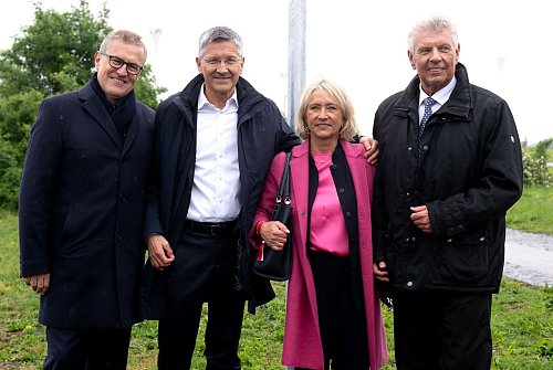 Jan-Christian Dreesen, Herbert Hainer, Heidi Beckenbauer und Münchens Oberbürgermeister Dieter Reiter kamen zur Einweihung des Franz-Beckenbauer-Platzes an der Allianz Arena. - © Sven Hoppe/dpa