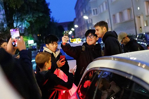 Bei den Bayern-Fans beliebt: Josip Stanisic - © Matthias Balk/dpa