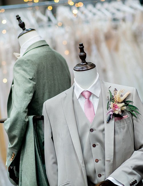 Ein gelungener Hochzeitslook wird durch die passenden Accessoires abgerundet. Traditionelles Element ist das Blumenarrangement am Revers. - © Hauke-Christian Dittrich/dpa/dpa-tmn