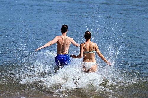 Das heiße Sommerwetter in NRW freute die Badefans. (Archivbild) - © Roberto Pfeil/dpa