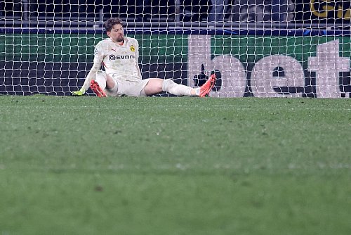 Torwart Gregor Kobel und der BVB sind am Boden. - © Fabio Sasso/dpa