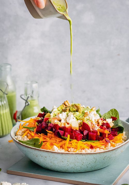 Für den Salat gibt man gekochte Gerste mit grob geraspeltem rohen Hokkaido-Kürbis in eine Schüssel, fügt Würfel von Rote Bete und Apfel sowie Babyspinat und Fetabrösel hinzu. Als Dressing empfiehlt sich ein Mix aus frischen Kräutern, Cashews und Knoblauch. - © Annalena Bokmeier/Hölker Verlag/dpa-tmn