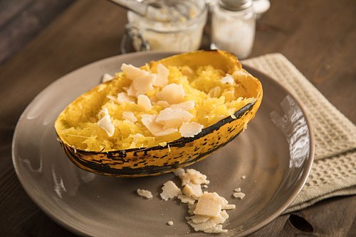 Der Spaghetti-Kürbis hat ein nudelartiges Fruchtfleisch und schmeckt als im Ofen gebackene Variante mit Parmesanhobel und Trüffelbutter. - © Christin Klose/dpa-tmn
