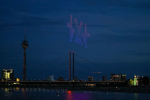 Das Düsseldorfer Wahrzeichen Radschläger aus Drohnen geformt am nächtlichen Himmel über der Landeshauptstadt. - © Christoph Reichwein/dpa