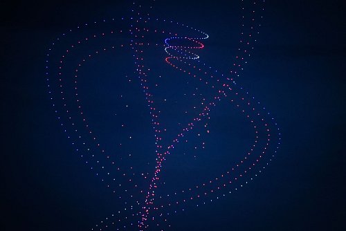 Die Bilder am Abendhimmel hatten laut Veranstalter die Dimensionen eines «fliegenden Einkaufszentrums». - © Christoph Reichwein/dpa