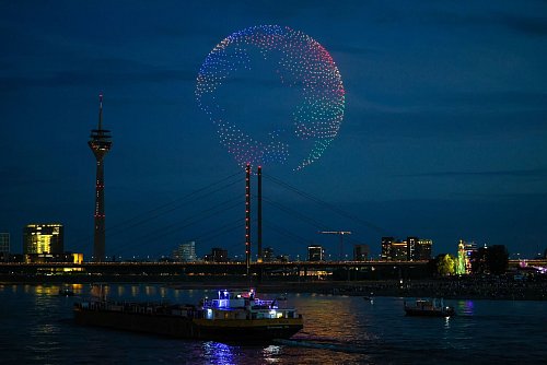Auch eine Weltkugel wurde von den Drohnen während der Show geformt. - © Christoph Reichwein/dpa