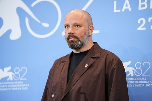 Regisseur Lanthimos trug in Venedig einen Anstecker mit den Farben der palästinensischen Flagge. - © Scott A Garfitt/Invision/AP/dpa