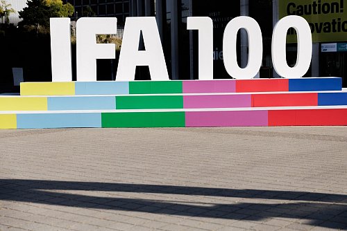 Die IFA wird 100 Jahre alt - zum Jubiläum erwarten die Veranstalter rund 1.800 Aussteller sowie mehr als 182.000 Besucherinnen und Besucher. - © Carsten Koall/dpa