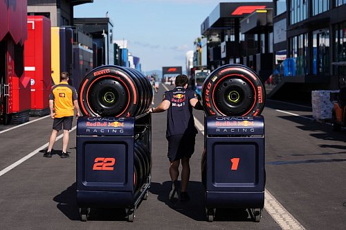 Bei Red Bull ist vor dem Ungarn-Rennen noch ein Cockpit für 2026 offen. - © Bradley Collyer/PA Wire/dpa