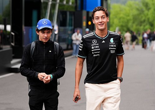 Kimi Antonelli und George Russell fahren wohl auch 2026 für Mercedes. - © Bradley Collyer/PA Wire/dpa