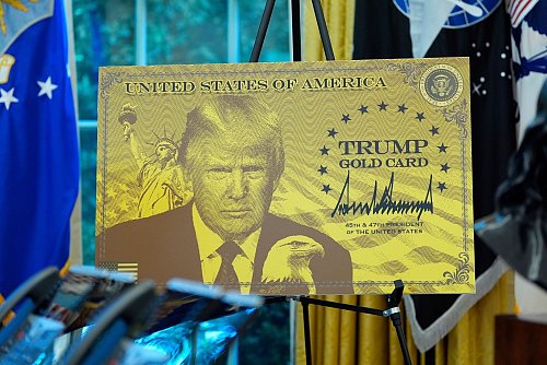 Mit der «Trump Gold Card» soll man sich für die Zahlung von einer Million Dollar in den USA niederlassen können. - © Alex Brandon/AP/dpa