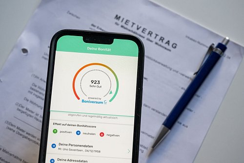 Über die App ihrer Tochter «Bonify» gewährt die Schufa bereits Einblick in individuelle Daten (Symbolbild) - © Peter Kneffel/dpa