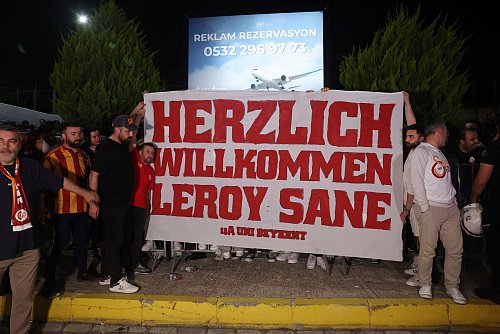 Leroy Sané ist in Istanbul begeistert empfangen worden. - © Murat Akbas/dpa
