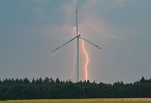 Die Gefahr neuer Gewitter steigt insbesondere ab Mittwochabend. - © Patrick Pleul/dpa