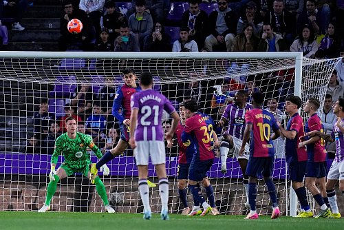 Nach seinem Comeback muss er aber schon wieder auf die Bank. - © Manu Fernandez/AP/dpa