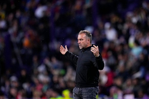Barcelonas Trainer Hansi Flick wird gegen Inter und Real auf ter Stegen verzichten. - © Manu Fernandez/AP/dpa