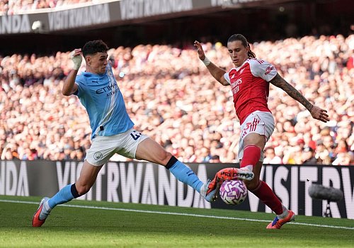 Man Citys Phil Foden im Duell mit Arsenals Riccardo Calafiori. - © John Walton/PA Wire/dpa