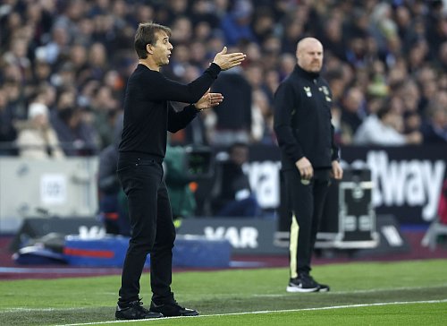 West Ham United trennt sich von Trainer Julen Lopetegui (l) - © Nigel French/PA Wire/dpa