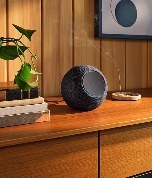 Großer Bruder: Amazons Echo Studio sieht aus wie ein großer Echo Dot. - © Amazon/dpa-tmn