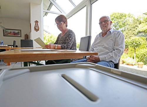 Das Ehepaar stellte sein Wohnzimmer schon bei mehreren Wahlen zur Verfügung. (Archivbild) - © Oliver Berg/dpa