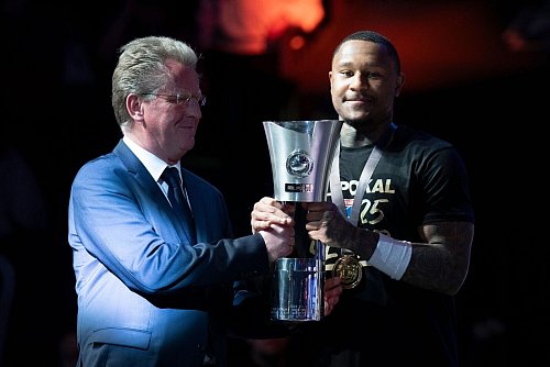 Charles Callison (r) feiert mit dem MBC den größten Erfolg seit 21 Jahren. - © Sebastian Kahnert/dpa