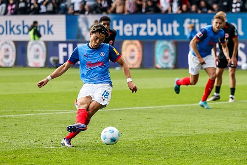 Kiels Torschütze: Der Japaner Shuto Machino trifft gegen Frankfurt per Strafstoß. - © Frank Molter/dpa