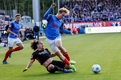 Zweikampf um den Ball: Frankfurts Arthur Theate (l.) und Kiels Lasse Rosenboom. - © Frank Molter/dpa