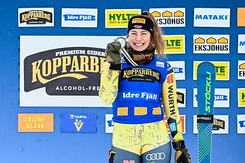 Skicrosserin Daniela Maier bejubelt ihren zweiten Platz in der Weltcup-Gesamtwertung. - © Pontus Lundahl/TT/TT NEWS AGENCY/AP/dpa