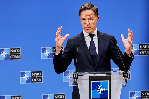 Nato-Generalsekretär wird den Preis 2026 entgegennehmen. (Archivbild) - © Geert Vanden Wijngaert/AP/dpa