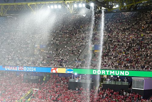 Ein heftiges Gewitter sorgte beim deutschen EM-Sieg gegen Dänemark für eine Unterbrechung der Partie. - © Marcus Brandt/dpa