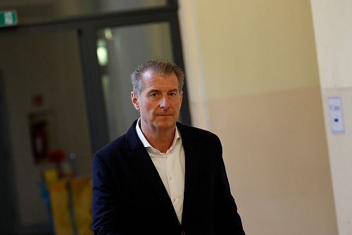 Der Nebenkläger Stephan Hensel auf dem Weg in den Gerichtssaal. - © Georg Wendt/dpa