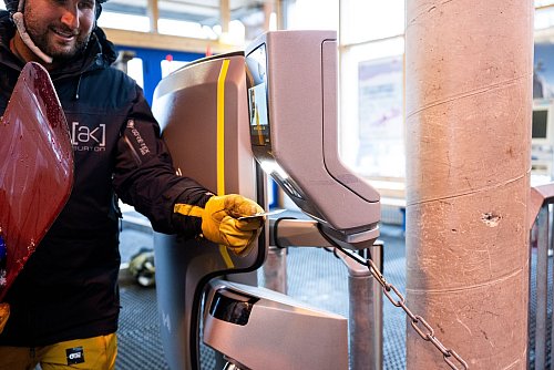 Frühzeitig kaufen, kann den meist teuren Skipass etwas günstiger machen. - © Benjamin Nolte/dpa-tmn