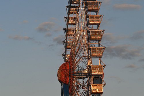Das Riesenrad auf dem Oktoberfest. - © Felix Hörhager/dpa