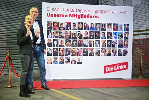 Die Linken-Spitze um Ines Schwerdtner und Jan van Aken gibt sich zuversichtlich über die Wahlchancen der Partei. - © Sebastian Christoph Gollnow/dpa