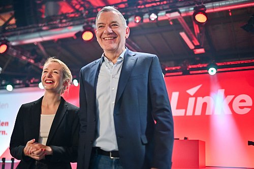 Ines Schwerdtner und Jan van Aken grenzen sich beim Bundesparteitag der Linken scharf gegen die übrigen Parteien im Bundestag ab. - © Sebastian Christoph Gollnow/dpa