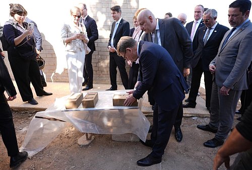 Außenminister Johann Wadephul (CDU) macht sich ein Bild von einem Projekt, das Binnenvertriebenen ermöglichen soll, günstig mit Lehmziegeln zu bauen. - © Marcus Brandt/dpa