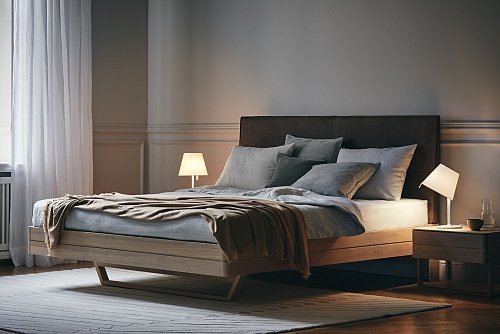 Im Schlafzimmer ist es praktisch, wenn man Leutchen mit sanftem Licht direkt neben dem Bett platziert. - © licht.de/Artemide/dpa-tmn