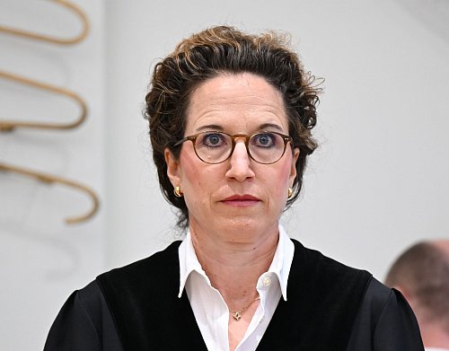 Richterin Eva-Marie Distler hat scharfe Kritik am DFB geübt. - © Arne Dedert/dpa POOL/dpa