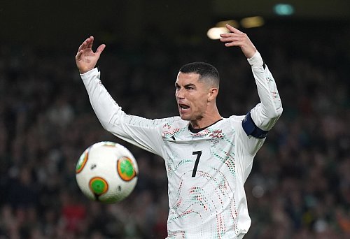 Cristiano Ronaldo reagiert impulsiv beim Spiel in Irland. - © Niall Carson/PA Wire/dpa