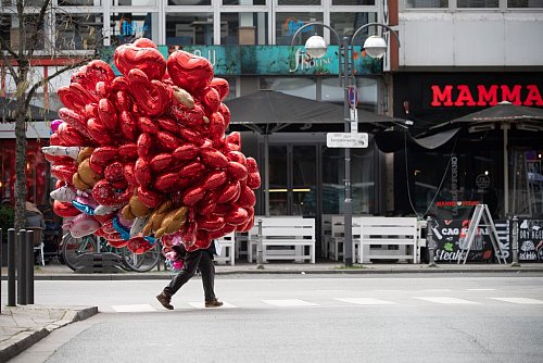 Viele Männer neigen zu großen romantischen Gesten am Valentinstag, in der Hoffnung «dann die restliche Zeit des Jahres ihre Ruhe zu haben». - © Sebastian Gollnow/dpa/dpa-tmn