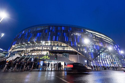 Sieht auf den ersten Blick nicht wie eine Fußballarena aus: Das Tottenham Hotspur Stadium in London wurde 2019 eröffnet und soll mehr als eine Milliarde Euro gekostet haben. - © Robert Michael/dpa/dpa-tmn