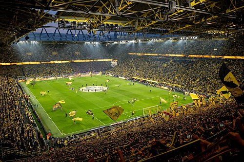 Eines der Highlights bei der Führung im Signal Iduna Park ist die «Gelbe Wand», deren Plätze bei Fans äußerst begehrt sind. - © Alexandre Simoes/BVB/dpa-tmn