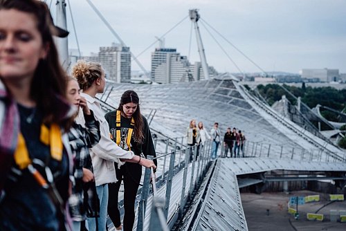 Vom Zeltdach des Münchner Olympiastadions reicht der Blick weit über die bayerische Landeshauptstadt hinaus. - © Olympiapark München GmbH/dpa-tmn