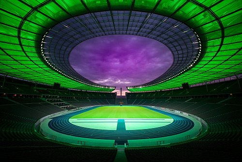 Geheimnisvolles Rund: Zur Lichterlebnis-Tour wird das Berliner Olympiastadion in besondere Farben gehüllt. - © Reiher & Seidel/Olympiastadion Berlin/dpa-tmn