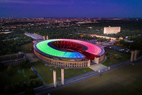 Grün, blau, rot: Die Dachbeleuchtung des Berliner Olympiastadions macht vieles möglich. - © Reiher & Seidel/Olympiastadion Berlin/dpa-tmn