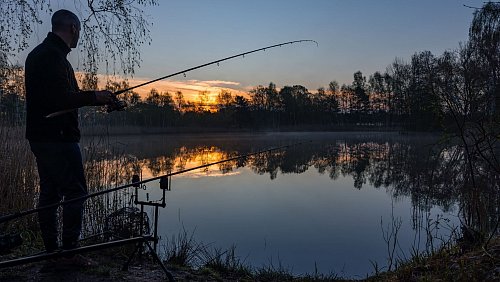 Ein vermisster Angler wurde tot in einem See entdeckt - die Hintergründe sind unklar. (Symbolfoto) - © Frank Hammerschmidt/dpa