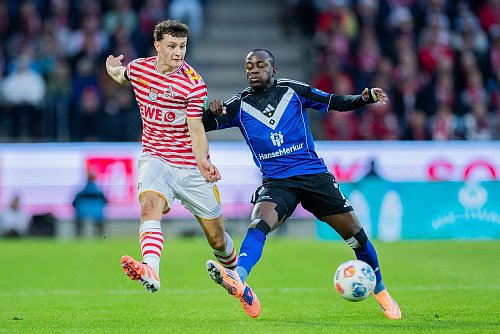 Jean-Luc Dompé (r.) traf in seinem 100. Pflichtspiel für den HSV - © Rolf Vennenbernd/dpa