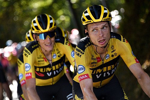 Robert Gesink (l) fuhr mit Tony Martin in einer Mannschaft. - © Anne-Christine Poujoulat/AFP/dpa