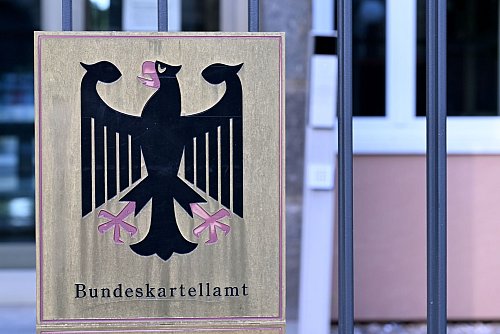 Das Bundeskartellamt hat die Preisänderungen der rund 15.000 Tankstellen in Deutschland im Blick. (Archivbild) - © Wolf von Dewitz/dpa