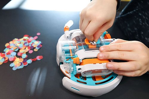 4,5 Milliarden Euro werden die Menschen laut einer Prognose am Ende dieses Jahres für Spielzeuge ausgegeben haben und damit etwas mehr als im Vorjahr. - © Daniel Löb/dpa